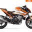 Arider Dekor passend für KTM Duke 990 – Base Edition, weiß-orange Grafik auf kompletter Seitenansicht der Maschine.