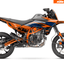 Arider Dekor passend für KTM 125 / 390 SMC-R – Base Edition, blau-orange Grafik auf kompletter Seitenansicht der Maschine.