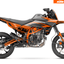 Arider Dekor passend für KTM 125 / 390 SMC-R – Base Edition, grau-orange Grafik auf kompletter Seitenansicht der Maschine.