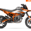 Arider Dekor passend für KTM 125 / 390 SMC-R – Base Edition, weiß-orange Grafik auf kompletter Seitenansicht der Maschine.