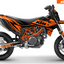 Arider Dekor passend für KTM 690 SMC-R – Alpha Edition, orange-schwarzes Grafikdesign auf einer KTM 690 SMC-R in Seitenansicht.