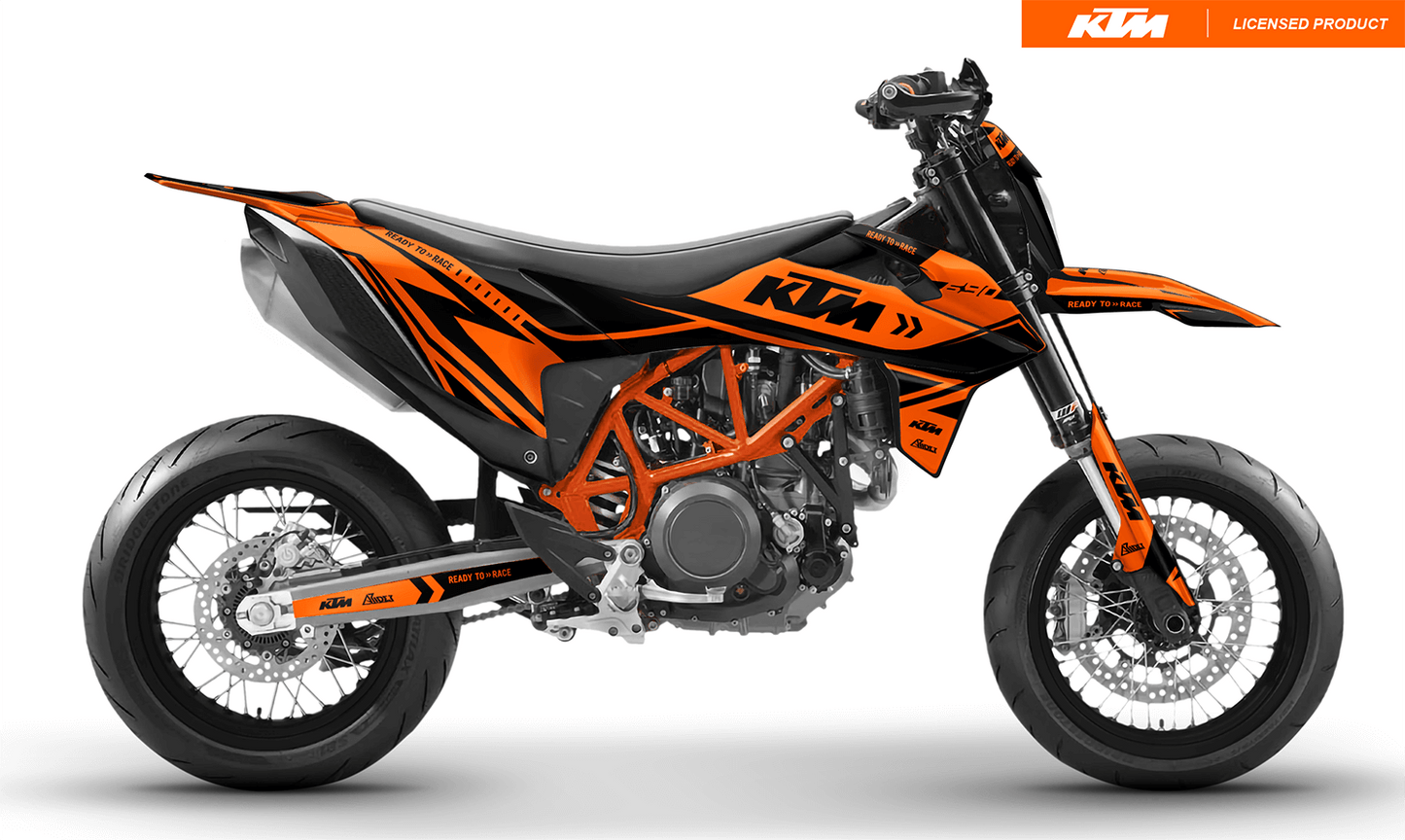 Arider Dekor passend für KTM 690 SMC-R – Alpha Edition, orange-schwarzes Grafikdesign auf einer KTM 690 SMC-R in Seitenansicht.