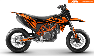 Arider Dekor passend für KTM 690 SMC-R – Alpha Edition, orange-schwarzes Grafikdesign auf einer KTM 690 SMC-R in Seitenansicht.