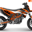 Arider Dekor passend für KTM 690 SMC-R – Base Edition, orange-weißes Grafikdesign auf einer KTM 690 SMC-R in Seitenansicht.
