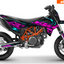 Arider Dekor passend für KTM 690 SMC-R – Glow Edition, pink-blaues Grafikdesign auf einer KTM 690 SMC-R in Seitenansicht.