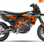 Arider Dekor passend für KTM 690 SMC-R – Glow Edition, blau-orange Grafikdesign auf einer KTM 690 SMC-R in Seitenansicht.