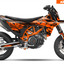 Arider Dekor passend für KTM 690 SMC-R – Glow Edition, orange-schwarzes Grafikdesign auf einer KTM 690 SMC-R in Seitenansicht.