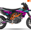 Arider Dekor passend für KTM 690 SMC-R – Glow Edition, pink-blaues Grafikdesign auf einer KTM 690 SMC-R in Seitenansicht.