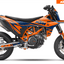 Arider Dekor passend für KTM 690 SMC-R – Alpha Edition, blau-orange Grafikdesign auf einer KTM 690 SMC-R in Seitenansicht.