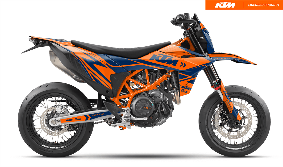 Arider Dekor passend für KTM 690 SMC-R – Alpha Edition, blau-orange Grafikdesign auf einer KTM 690 SMC-R in Seitenansicht.