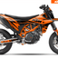 Arider Dekor passend für KTM 690 SMC-R – Alpha Edition, orange-schwarzes Grafikdesign auf einer KTM 690 SMC-R in Seitenansicht.