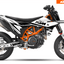 Arider Dekor passend für KTM 690 SMC-R – Alpha Edition, weiß-schwarzes Grafikdesign auf einer KTM 690 SMC-R in Seitenansicht.