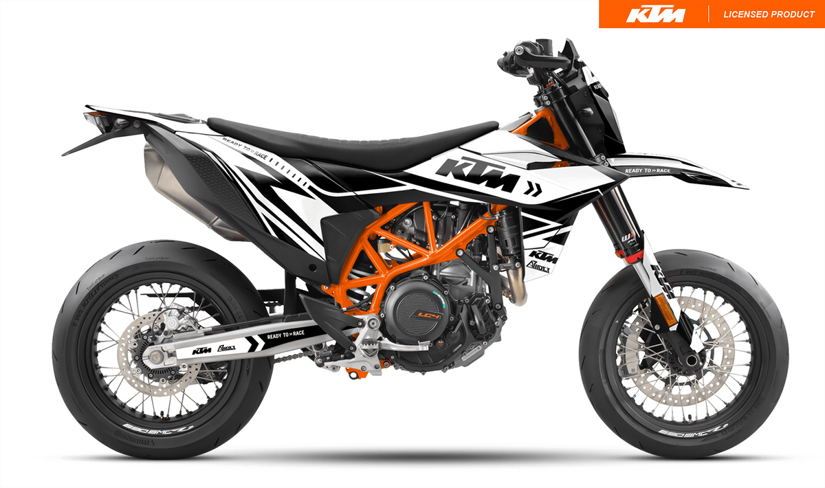 Arider Dekor passend für KTM 690 SMC-R – Alpha Edition, weiß-schwarzes Grafikdesign auf einer KTM 690 SMC-R in Seitenansicht.