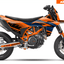 Arider Dekor passend für KTM 690 SMC-R – Base Edition, blau-orange Grafikdesign auf einer KTM 690 SMC-R in Seitenansicht.
