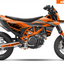 Arider Dekor passend für KTM 690 SMC-R – Base Edition, orange-graues Grafikdesign auf einer KTM 690 SMC-R in Seitenansicht.