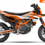 Arider Dekor passend für KTM 690 SMC-R – Base Edition, orange-weißes Grafikdesign auf einer KTM 690 SMC-R in Seitenansicht.
